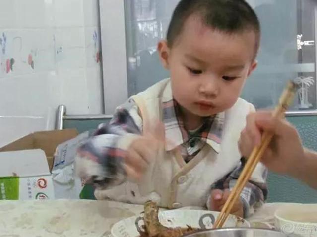 幼儿遭食物卡喉深圳医生5秒速救