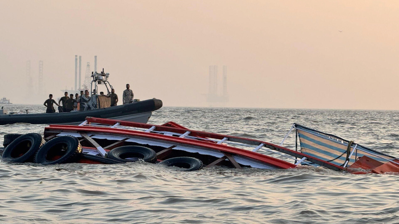 印度海军快艇失控撞上渡轮致多人死亡