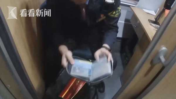 男子下高铁抽烟忘上车 3娃在车上