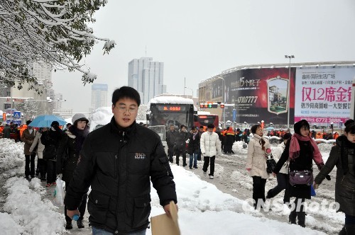 韩国大雪民众依然聚集不愿离去