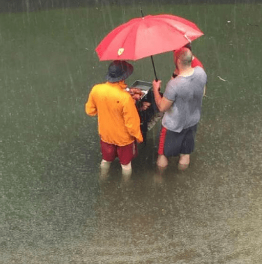 地震瞬间这个回头太帅了