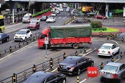 男子路遇“无头”货车行驶在路上