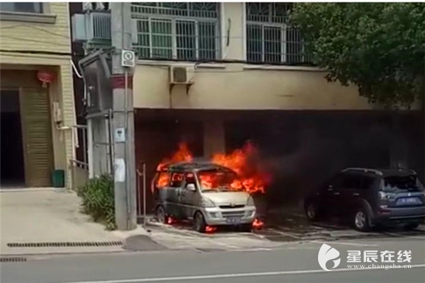 小车自燃长沙交警及时救下司机