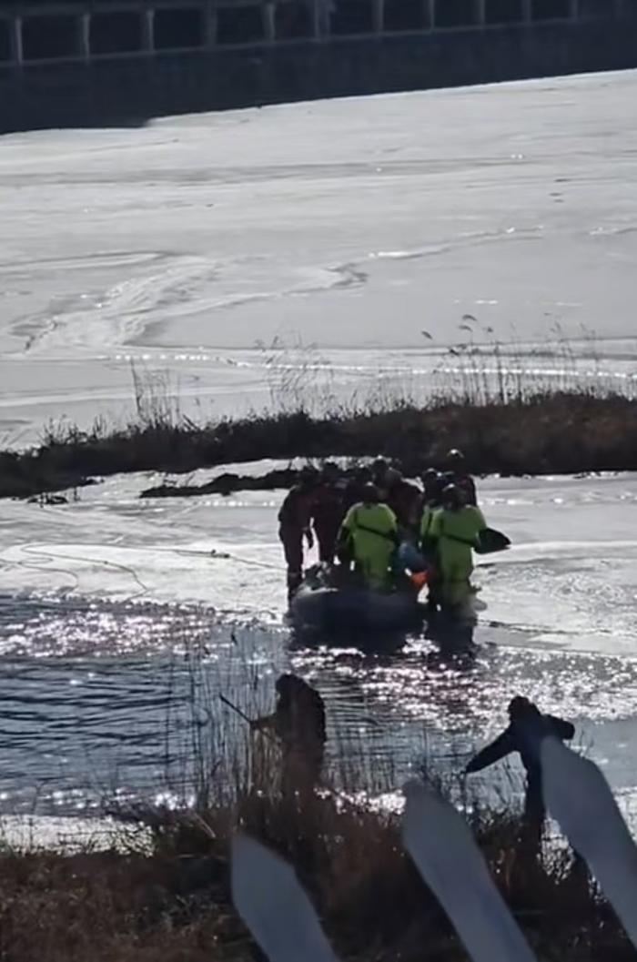 被困冰下的冬泳大爷遗体被捞上岸